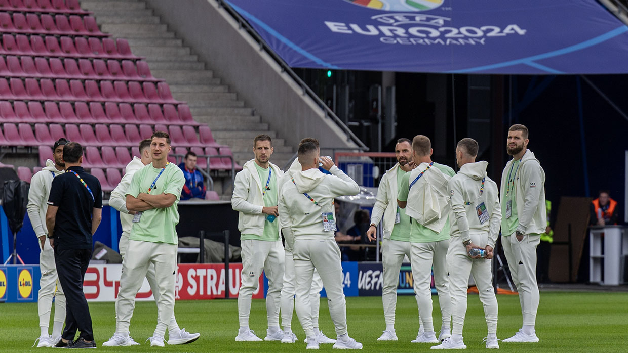 A válogatott a stadionnal ismerkedik