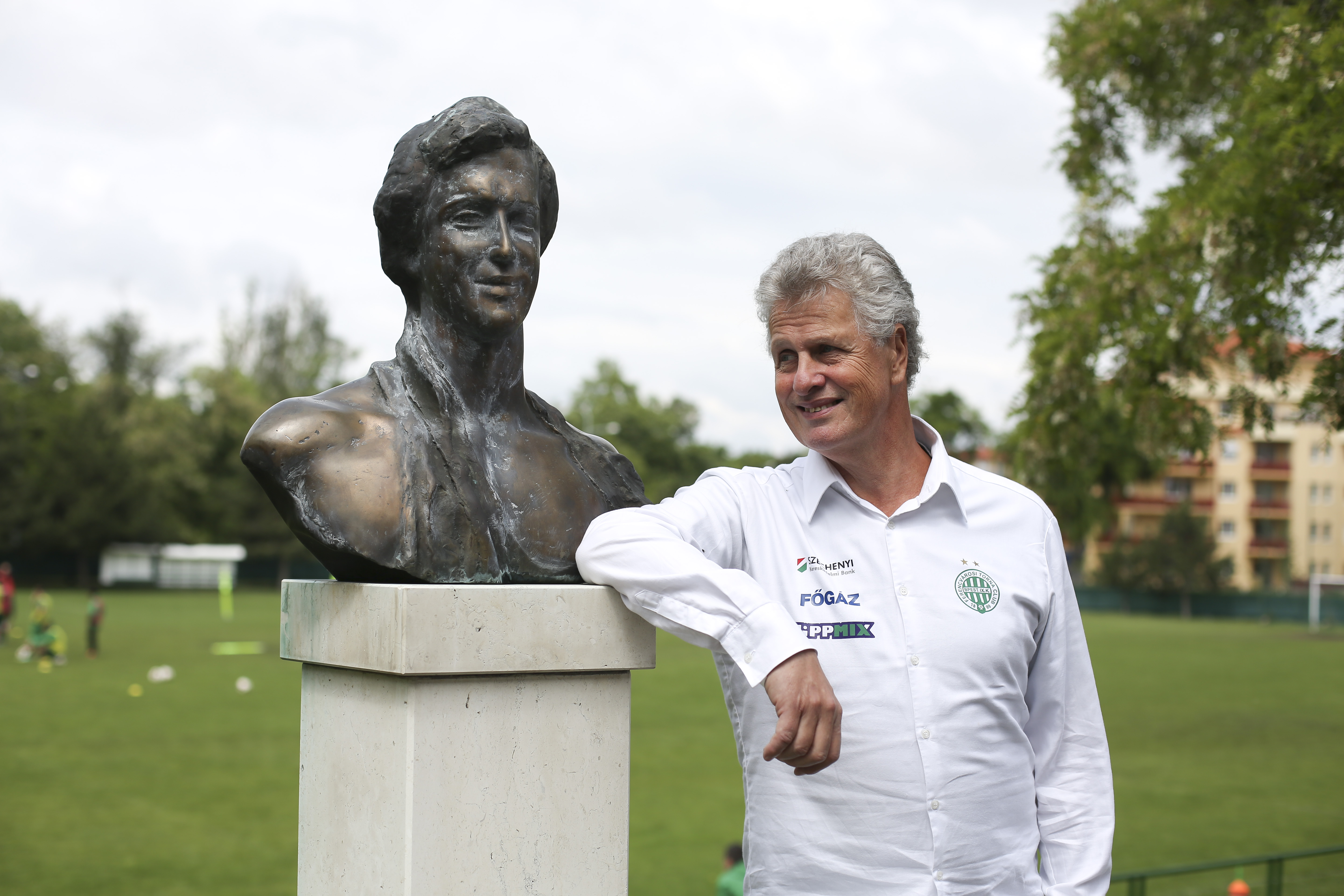 Gerendás György szobra az FTC olimpiai bajnokainak sétányán. A klublegenda 2014-ben tért vissza a Népligetbe szakmai igazgatóként