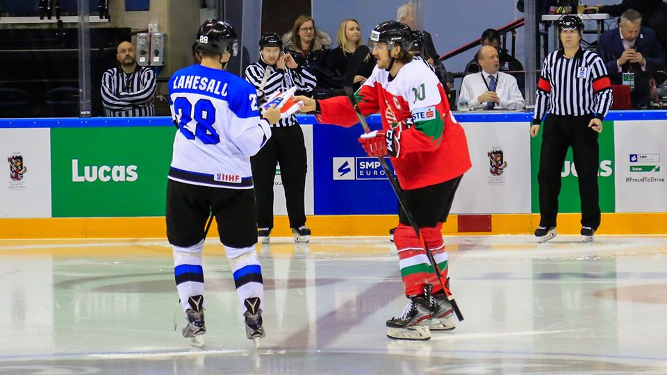 A két csapatkapitány, Lauri Lahesalu és Nagy Gergő üdvözlik egymást a mérkőzés előtt