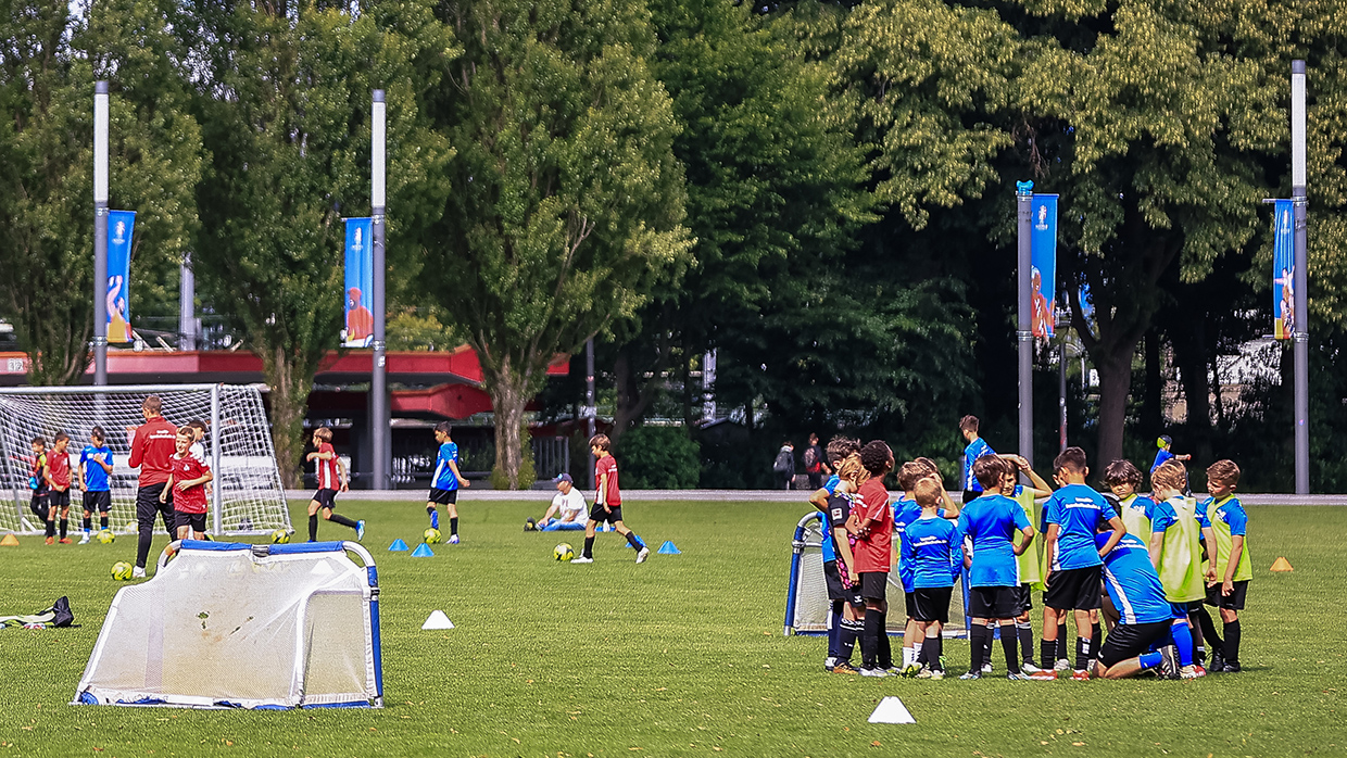 Gyerekek fociznak a kölni stadion mellett (fotó: Sas Gábor)